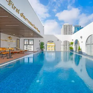Golden Lotus - Rooftop Bar Sea View Отель Дананг